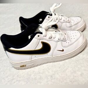 AIR FORCE 1 LV8 METALLIC SWOOSH PACK
Preschool Lifestyle Shoe